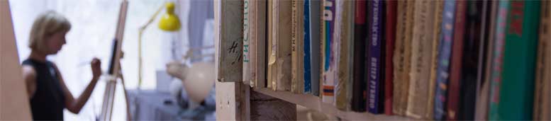 книжная полка на студии Акварель